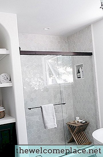 11 idee di design per la doccia in nicchia per ogni stile