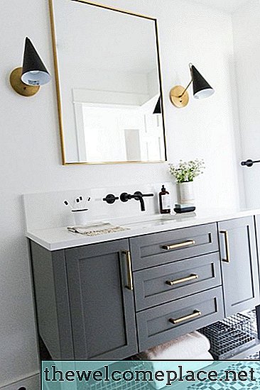12 badeværelser med grå skabe, der smelter din stress væk