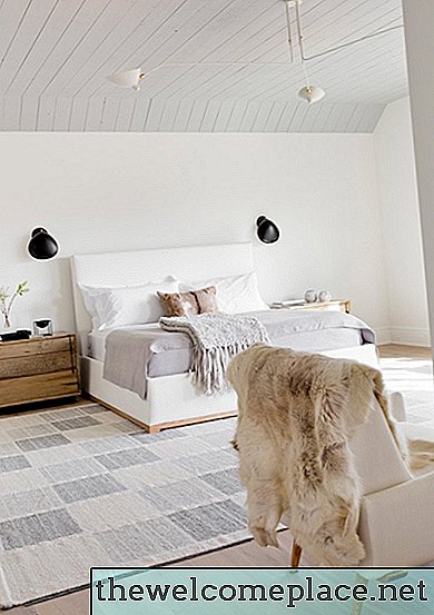 12 stropnih svetlobnih idej, ki jih lahko preizkusite v svoji spalnici