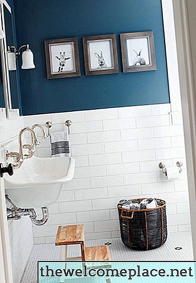 13 maneiras inteligentes de decorar as paredes do seu banheiro