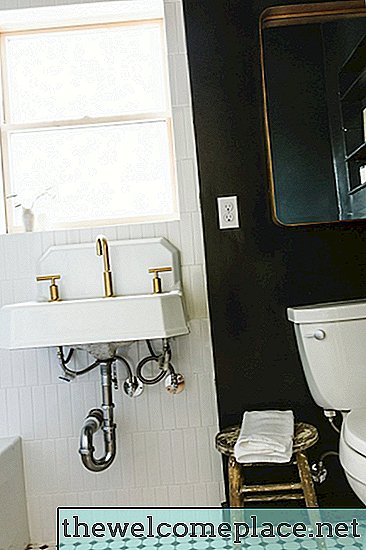 6 แนวคิดห้องน้ำในอพาร์ทเมนต์ที่ไม่เกี่ยวข้องกับการเสียสละเงินประกันความปลอดภัยของคุณ
