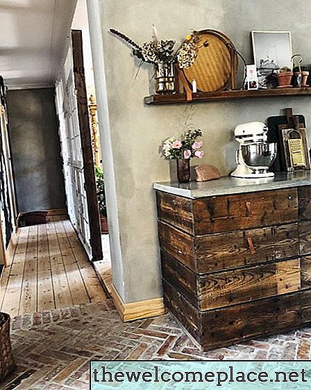 6 Idéias de piso de cozinha de tijolos que estamos obcecados