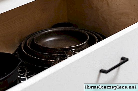 6 genialnych podejść do rozwiązania problemu przechowywania naczyń kuchennych i pieczenia w kuchni