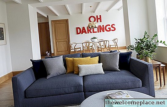 7 ideas de sofás de sala de estar aprobados por el diseñador que funcionan para cualquier espacio (incluso un estudio)