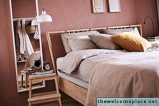 7 idées de rangement de chambre à coucher Genius que nous volons directement du catalogue IKEA