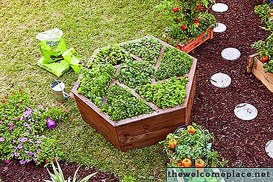 7 Hevede blomsterbed-ideer for å ta hagen din til neste nivå