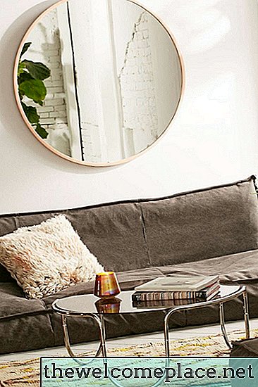 8 maneiras aprovadas pelo designer de preencher a parede acima de um sofá