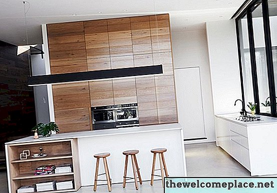 8 consejos para crear una hermosa cocina usando gabinetes marrones