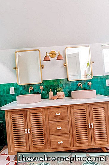 전통적인 화이트 분지를 부끄러워하는 9 개의 다채로운 욕실 싱크 아이디어