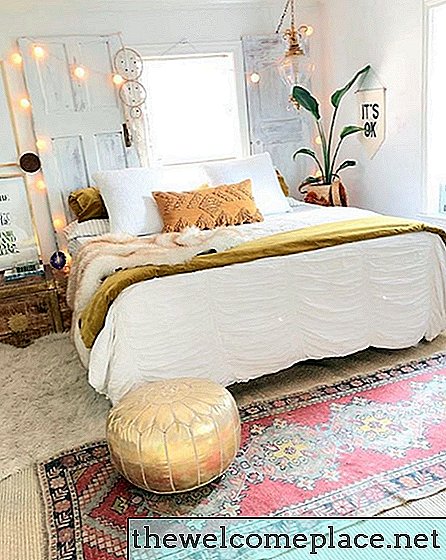 Багата текстура та примхливі акценти створюють мрійливий дизайн спальні