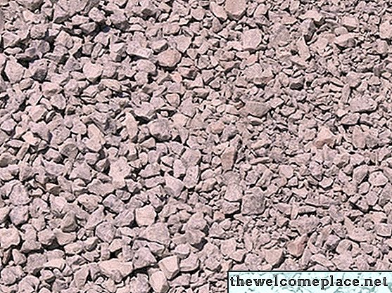 Adăugarea amestecului de ciment pe calea pietrișului