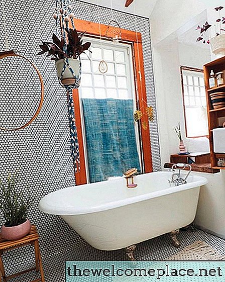 El mosaico Penny All-Over agrega intriga a un baño encantador