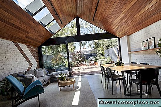 Architekt odnawia zabytkową chatę w Melbourne dla swojej młodej rodziny