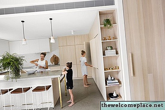 Uma família australiana se propõe a construir uma grande casa com uma pegada pequena