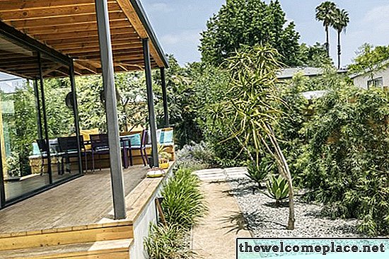 Un bungalow de Los Ángeles se convierte en un paraíso interior y exterior