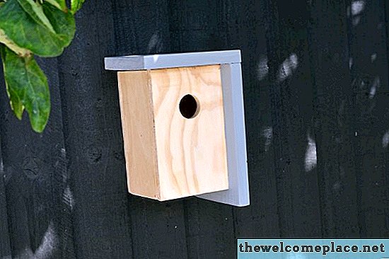 Tiltræk fugle på din gård med denne moderne fuglehus-DIY