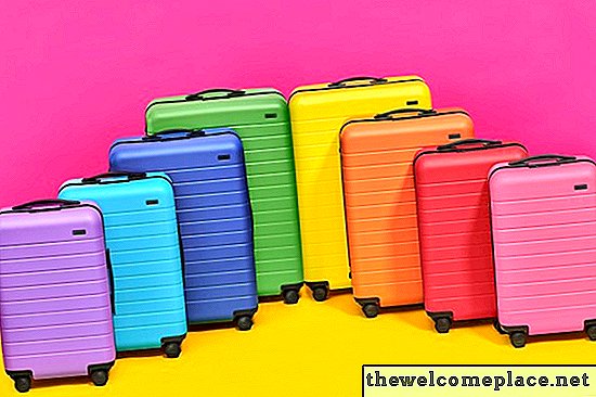 Away Luggage acaba de lanzar la colección Rainbow Sprinkle de nuestros sueños