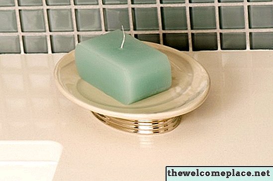 Il modo migliore per aggiornare le piastrelle di ceramica nel bagno senza rimuovere le piastrelle