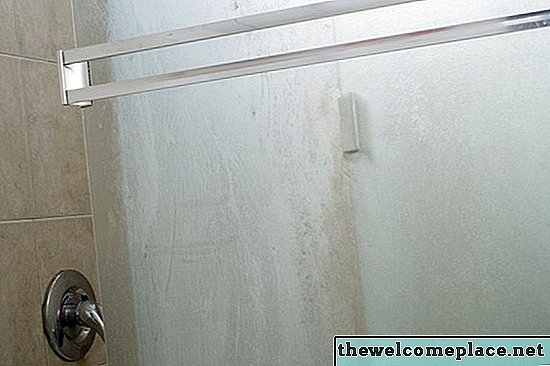 As melhores maneiras de limpar portas de vidro do chuveiro