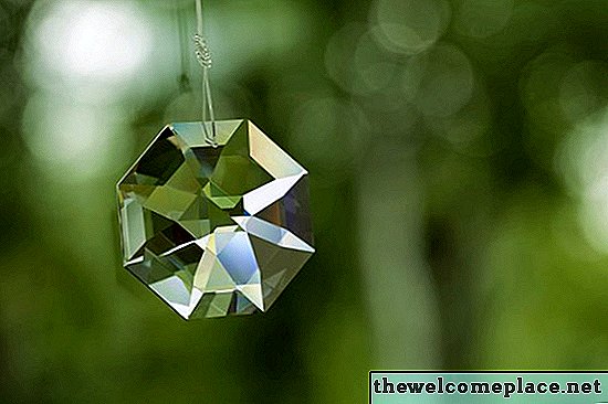 Las mejores formas de colgar prismas de cristal