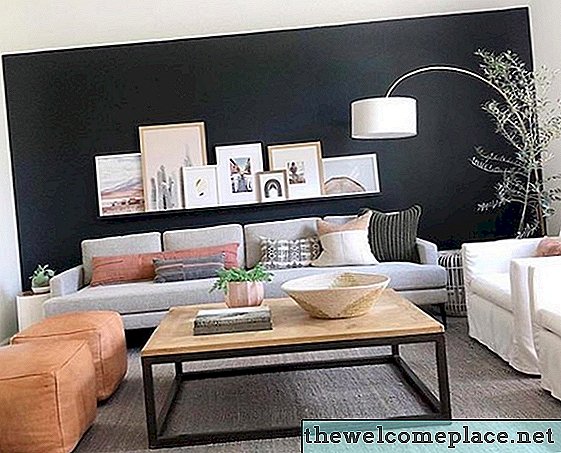 Một bức tường màu đen xác định một phòng khách hiện đại