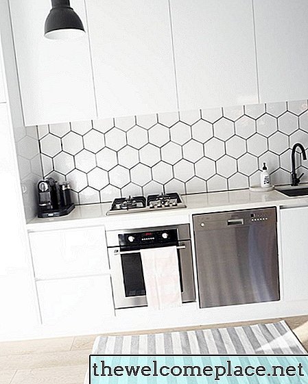 Een zwart-witte keuken ziet er zo goed uit, er is zelfs geen kleur voor nodig