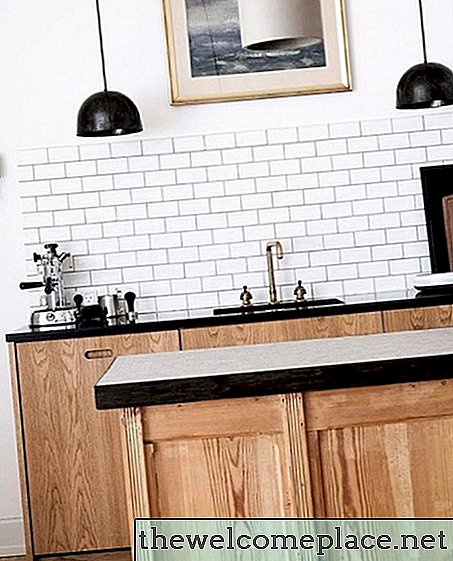Preto, branco e madeira são uma combinação de cozinha assassina