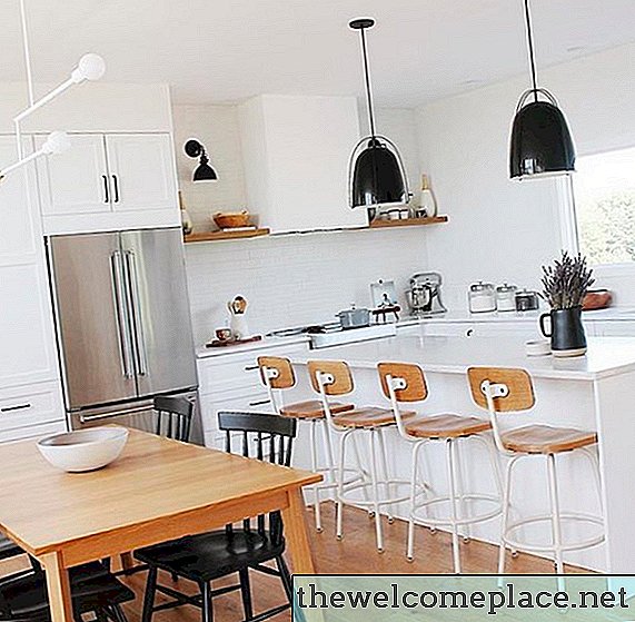 Negru, alb și lemn este o combinație minunată pentru a vă inspira Reno-ul din bucătărie