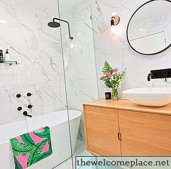 Botanische Akzente Vervollständigen Sie ein atemberaubendes Minimal-Badezimmer