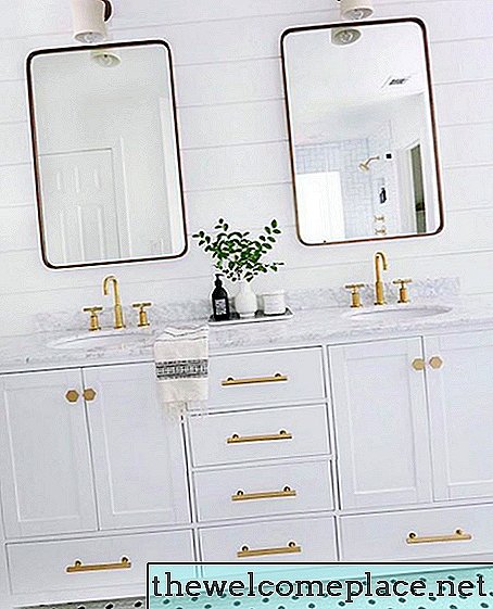 จุดทองเหลืองสีขาวและลายจุดเป็นการผสมผสานระหว่างห้องน้ำที่สวยงาม