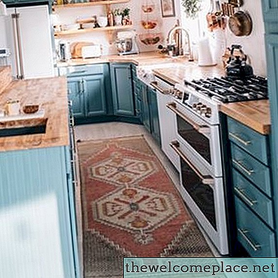 BRB, estamos copiando todo en esta cocina de cobre y azul que encontramos en Instagram