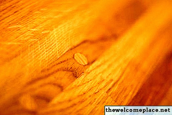 Ali lahko epoksi barvo nanesemo na lesena tla?