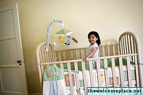 Kann ich ein Babybett sicher färben oder malen?