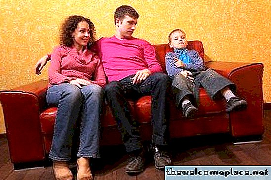Você pode misturar sofás de couro e tecido em sua sala de estar para decoração de casa?