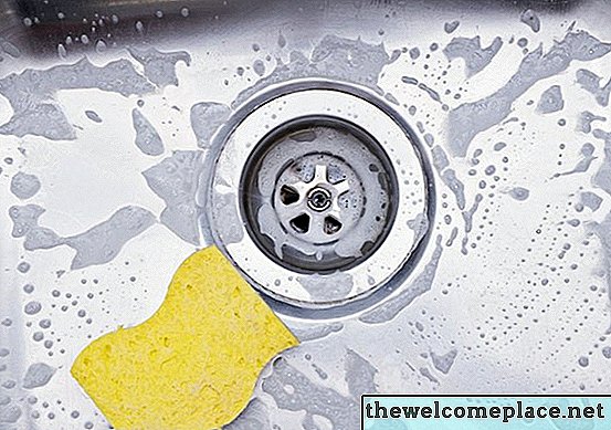 Você pode derramar água sanitária na pia?