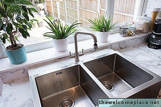 Pouvez-vous mettre l'eau de Javel dans un évier en acier inoxydable?