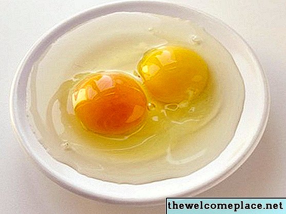 Чи можете ви помістити сирі яйця в контейнер для компосту?