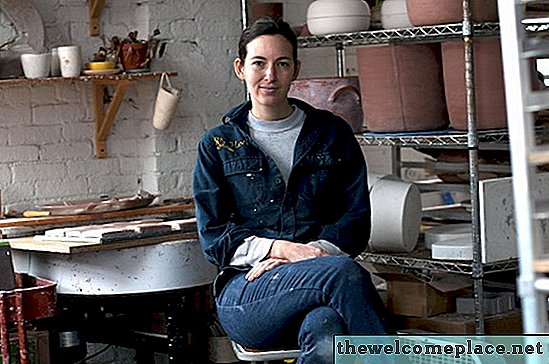 Ceramicista Helen Levi a transformat un spațiu brut din Brooklyn într-un studio super funcțional