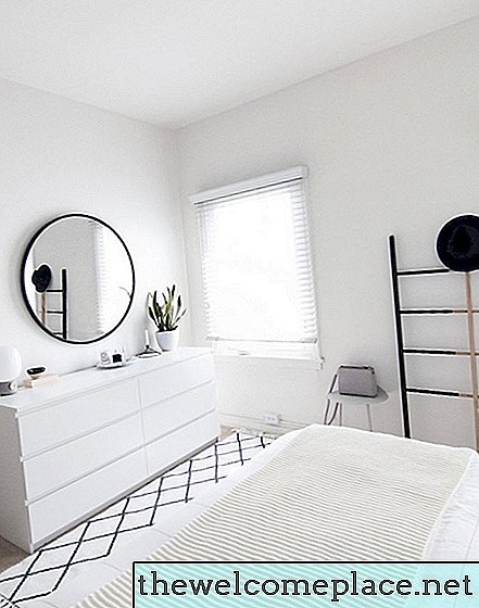 Kanalizirajte svojo notranjo Marie Kondo s temi 6 idejami za organizacijo majhnih spalnic