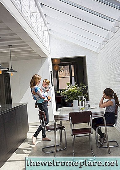 De keuken van een klassiek Victoriaans huis in Londen is een etalage van modern industrieel design