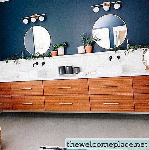 Чистые линии и насыщенные оттенки создают потрясающую современную ванную комнату