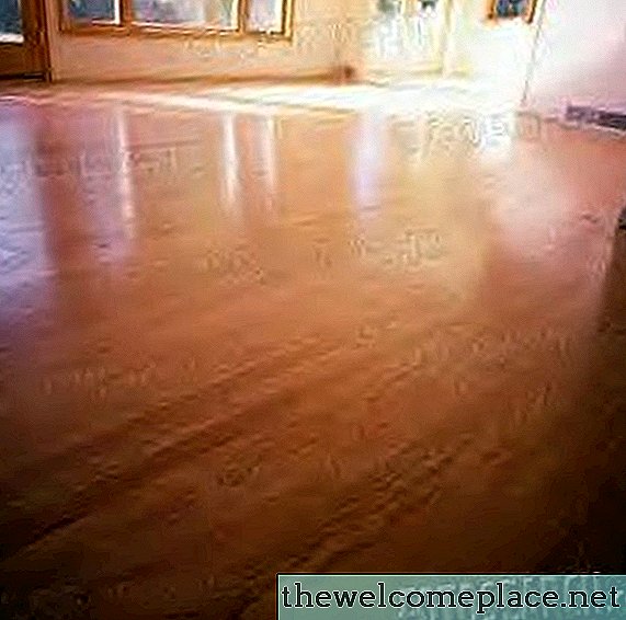 Kietmedžio grindų valymas naudojant Windex