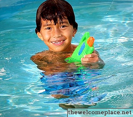Limpeza de mofo de uma piscina infantil