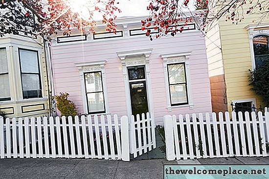 Una casa a schiera vittoriana colorata e compatta a San Francisco è un piccolo sogno spaziale