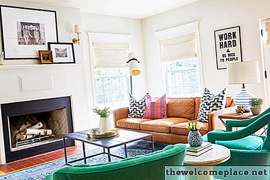 Una sala de estar colorida debe ser su objetivo de decoración de verano
