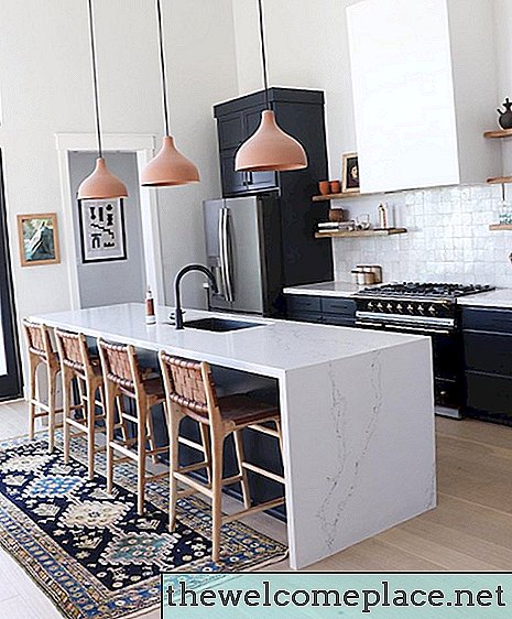 Uma paleta de cores complementares eleva uma cozinha contemporânea