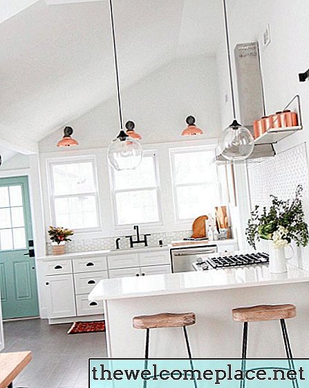 Kupferne Details geben einer zeitlosen weißen Küche die moderne Kante, die sie benötigt