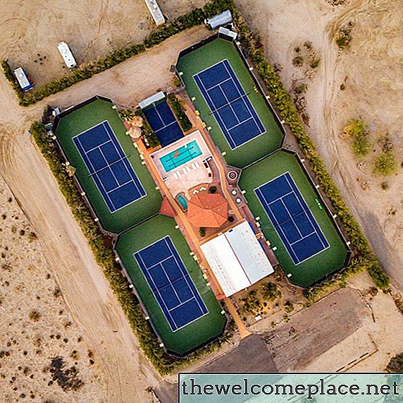 The Courts: ваше новое место в пустыне (требуется теннисная ракетка)