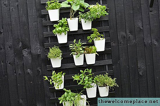 Crie um jardim vertical moderno usando as ripas da cama IKEA