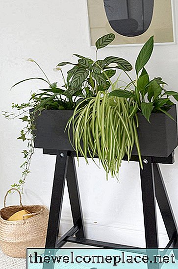 Cree esta hermosa caja de plantas con una pieza de escritorio IKEA económica